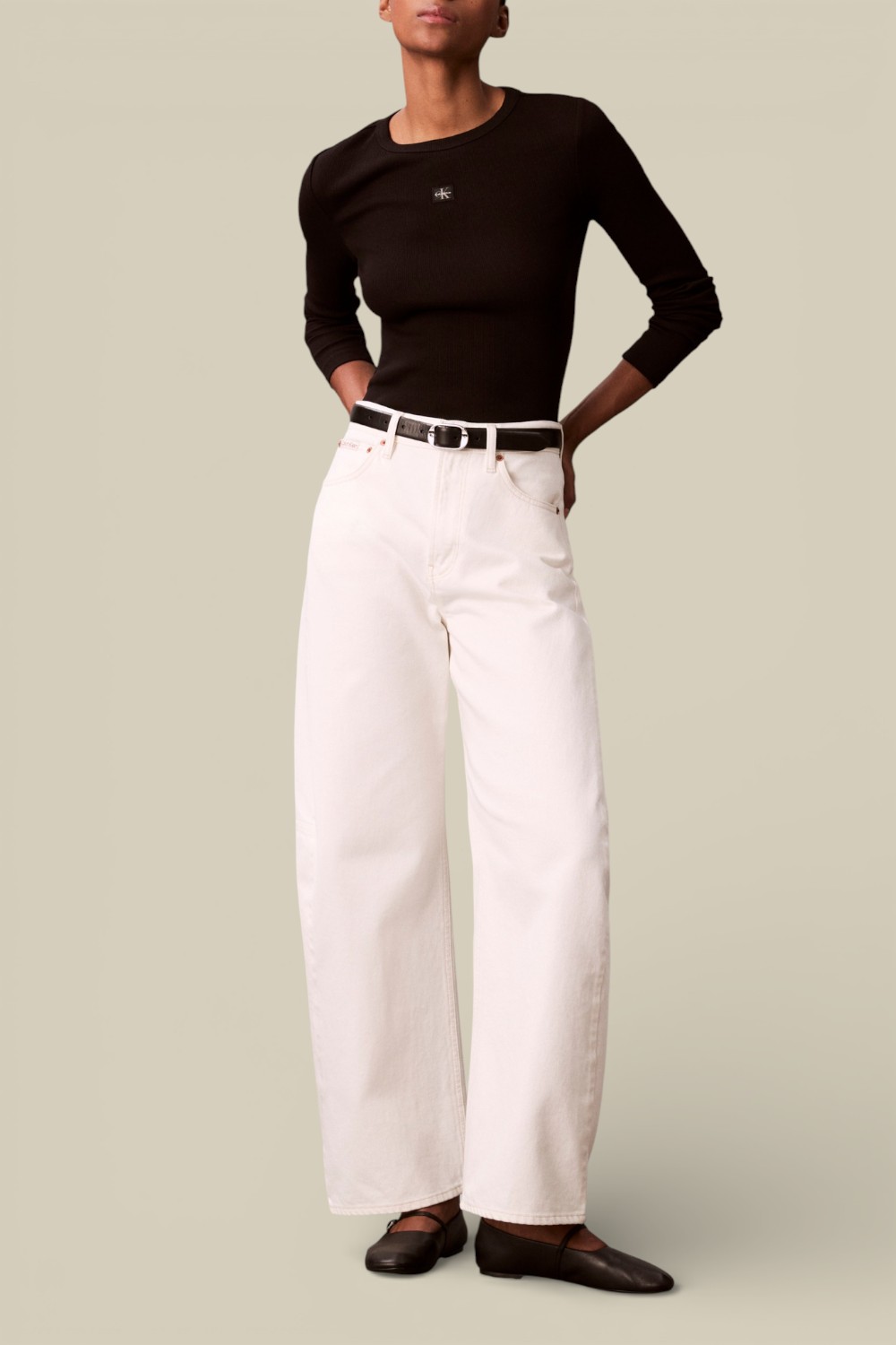 תמונת כל הלוק של חולצת טי שרוול ארוך